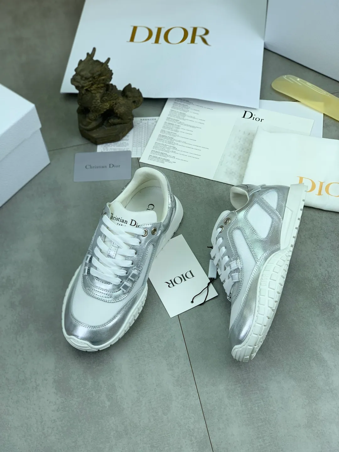 Men's men's shoes P560 new Dior Tech sneakers 2026 early spring series new products, with fashionable details, highlighting retro aesthetics. The light beige anti-suede cow leather upper is spliced ​​with apricot transparent mesh fabric on the side. The upper window edge is adhered with high-frequency flat ironing and back-pressure. It replicates the original craftsmanship, making it beautiful and comfortable without falling off. The interior is made of sheep lining of the same color and is soft and comfortable. The heel and tongue are embellished with the Paris logo. The textured TPU soles with the same color logo. The high-end version is exquisitely packaged with an airplane box, adding to the high-end style. Color: 4️⃣colors available Size: Female 35-41 Male 39-46